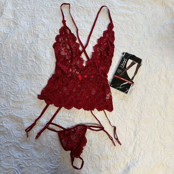Romantic Red Lace Bra Set - Picture 2 of 13